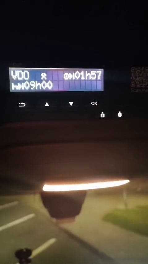 Afișajul tahografului VDO, cu 01h57 pe primul rând și 09h00 pe al doilea.