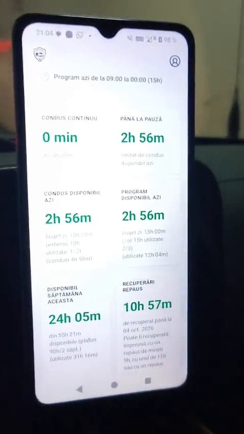 Telefonul cu aplicația EvitaAmenda, montat în cabină, cu programul zilei și timpii disponibili.