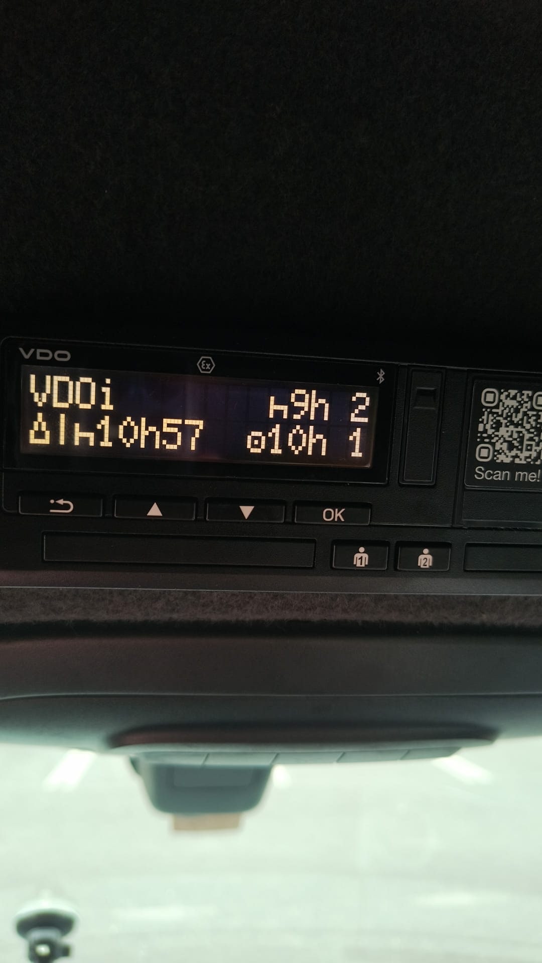Afișajul tahografului VDO cu ecranul de stare: VDOi, 9h 2, 10h57 și 10h 1.